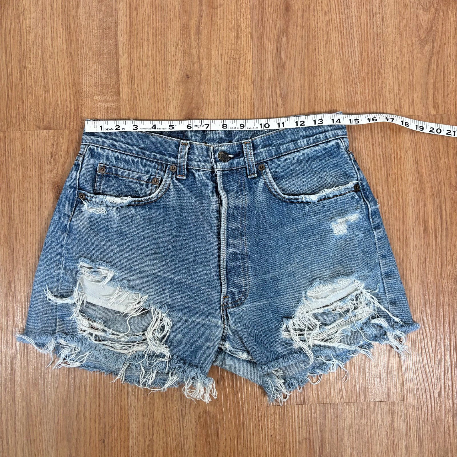 VTG Levi’s 501 Cutoffs 80s Women’s Sz 28 Med Wash Distressed Retro Made in USA