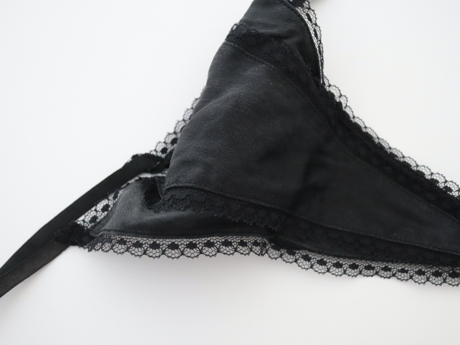 VTG Victoria’s Secret Y2K Silk Lace Edge V-String Thong Panty SMALL