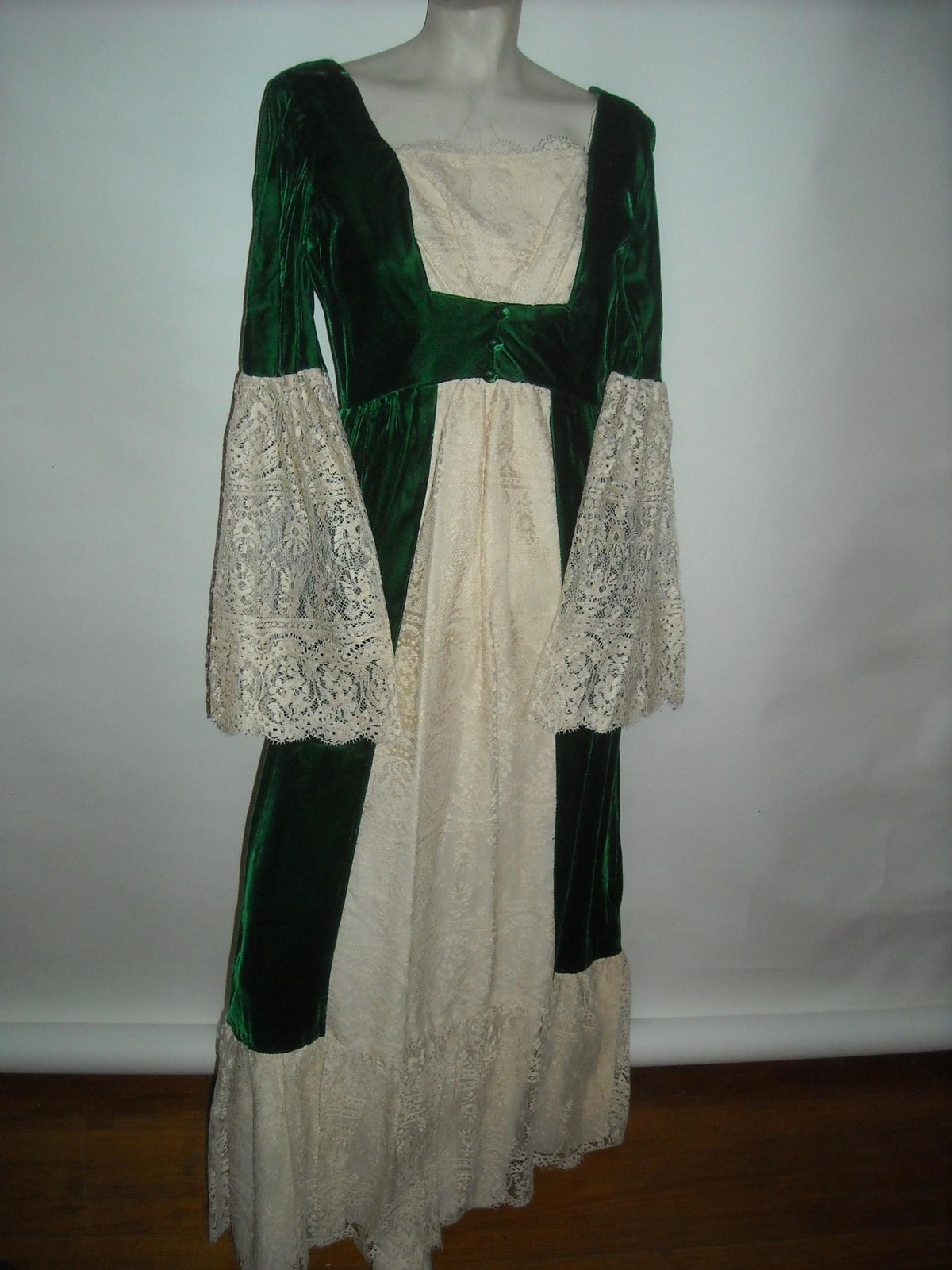 VTG WOMENS SMALL GREEN PRINCESS VELVET AND LACE MID EVIL RENAISSANCE DRESS