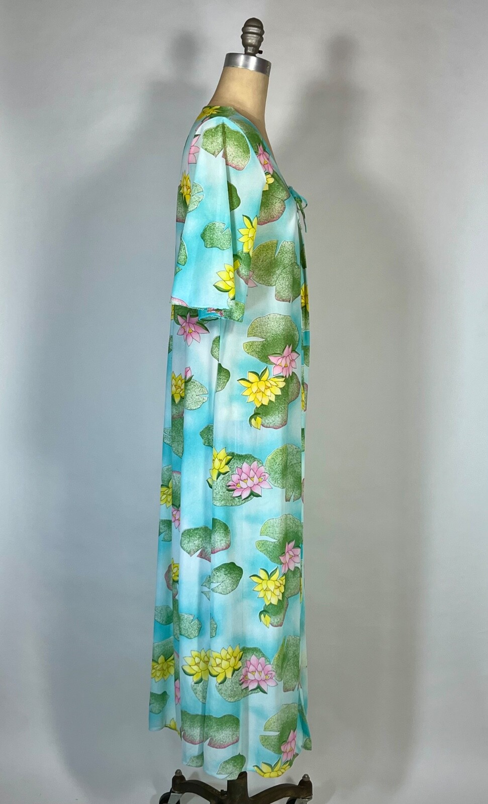 Vintage 1960’s semi-sheer lightweight robe cover-up with lily pad & lilies print
