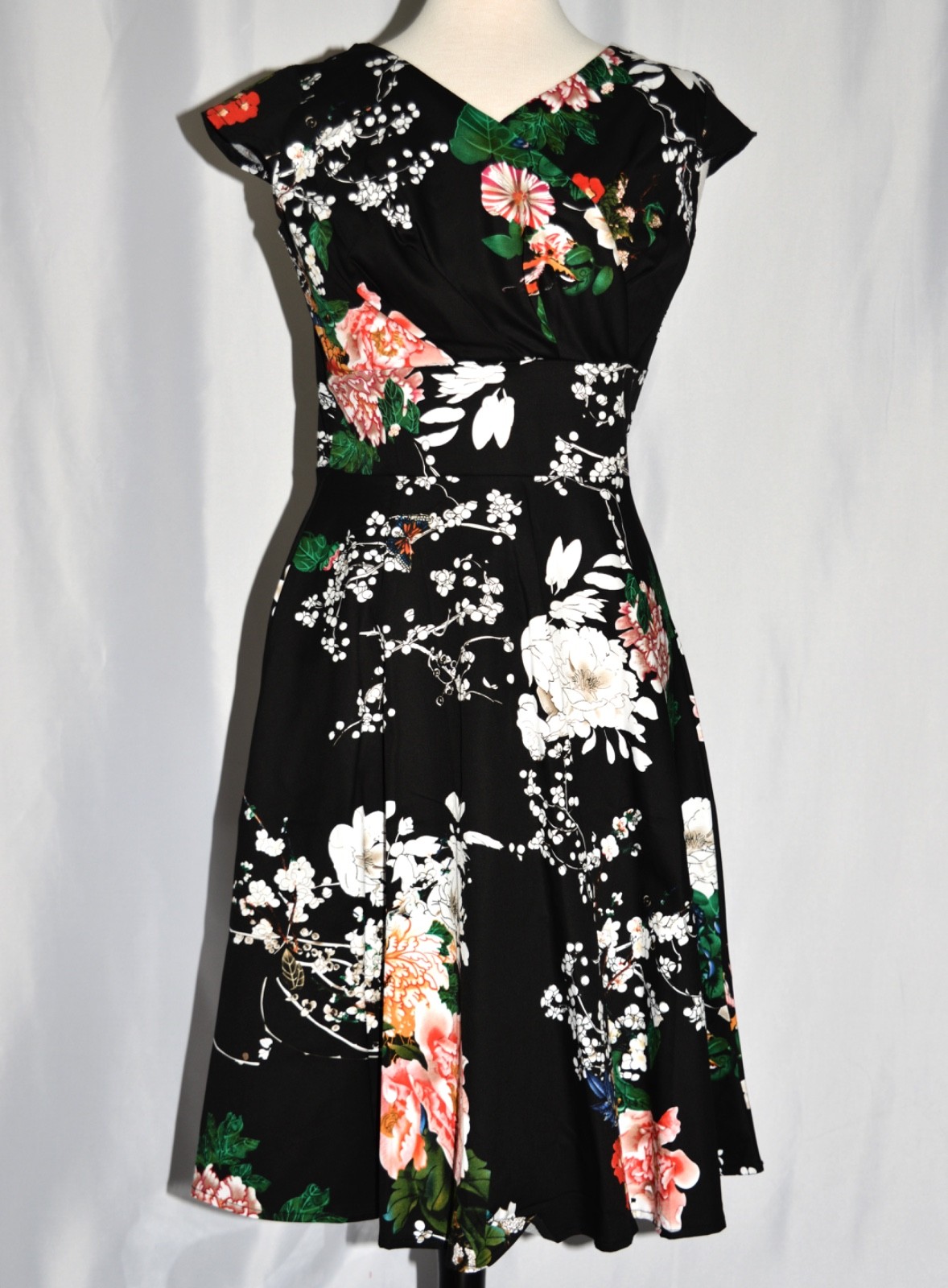UNIQUE VINTAGE 1940’S CAP SLEEVE BLACK FLORAL SWING DRESS – SIZE M – NEW