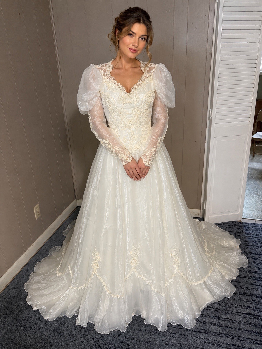 1980’s Regal Neckline Organza Puff Shoulders Lace Bodice Wedding Dress Size 2