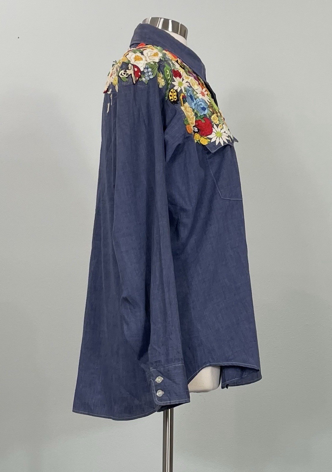 Vtg 1970’s Appliqued Levis Shirt – So many appliques! Flowers Rainbow Bee Cherry