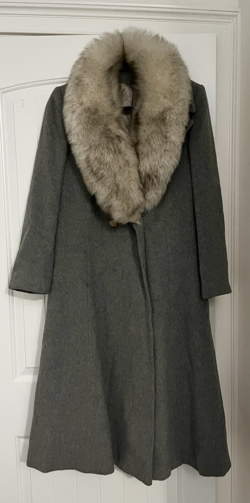 Stunning Vintage ‘MONTALDO’S’ Gray Regency Cashmere And Fur Coat!!