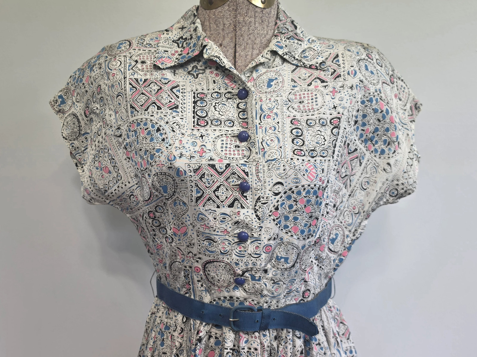 Vintage 1940s 1950s White Blue Pink Abstract Novelty Print Dress Animals Birds