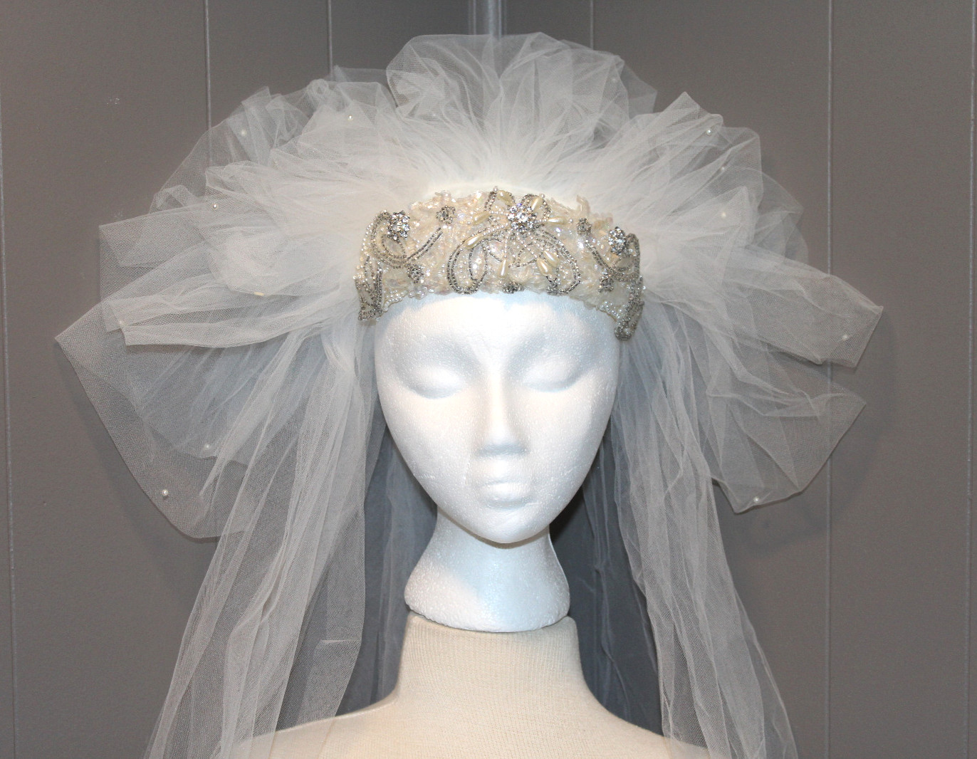 VTG 1980’s BEADED HEAD PIECE & TULLE WEDDING BRIDAL VEIL, 60” LONG TULLE VEIL