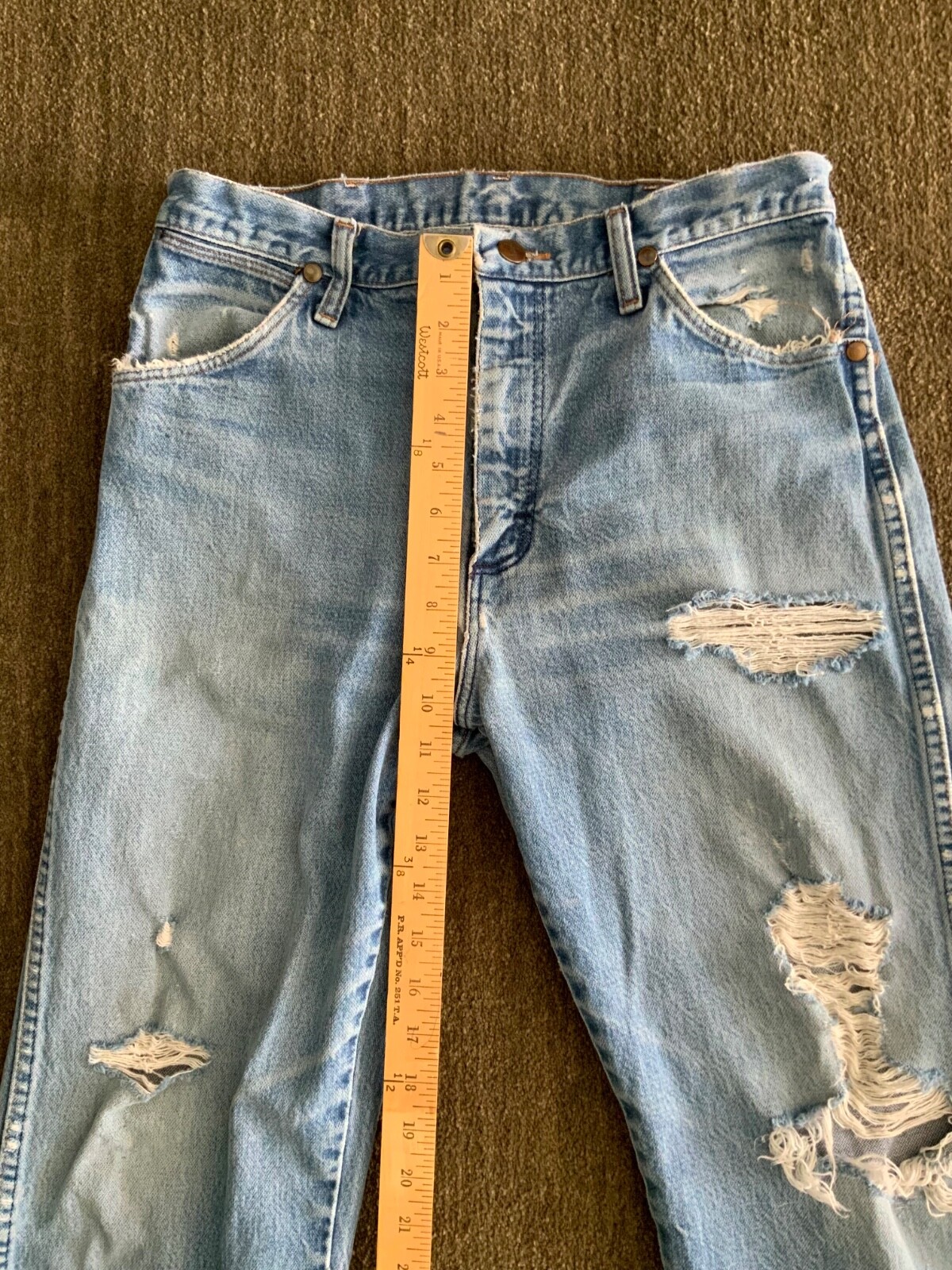 Vintage Men’s Blue Jeans Western Rodeo Cowboy Wrangler Distressed Holes 31 x 34