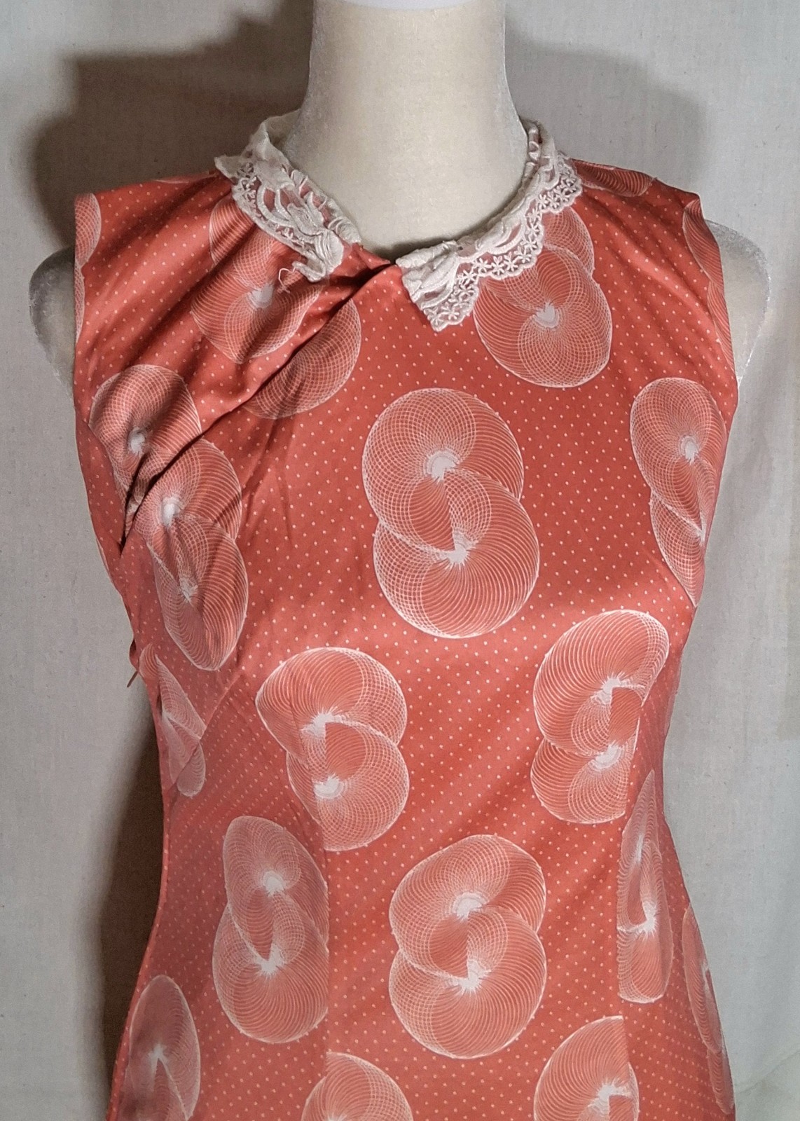 Vtg 70s Sleeveless Qi Pao Style Slamon And White Geometric Design Size Sm