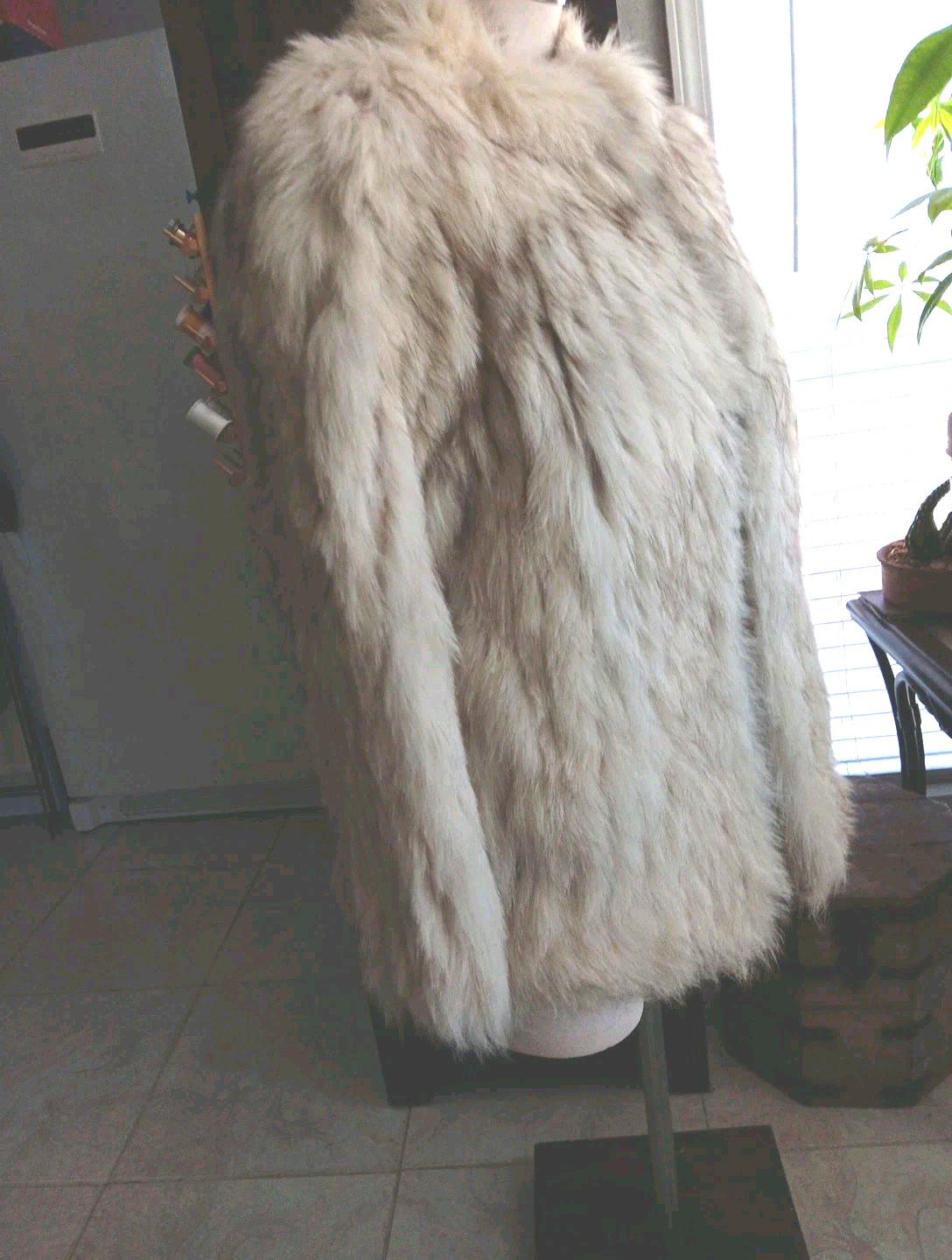 VINTAGE 1990’s SAGA IVORY FOX SHORT COAT XS-SML