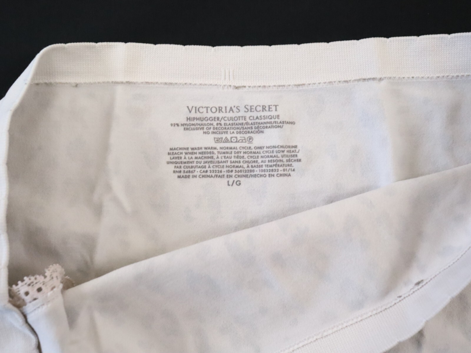 VTG 2011 Victoria’s Secret Seamless Ruffle Hiphugger Panty Size LARGE