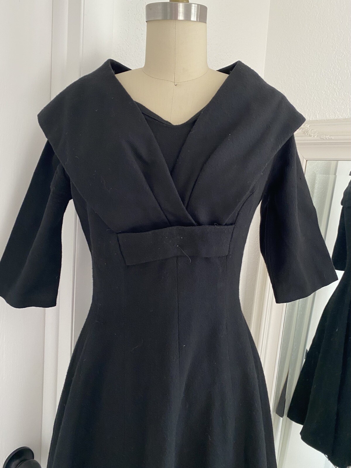 Vintage 1950s Half Sleeve Wool Fit & Flare Pin Up Dress Gown V Neck 50s