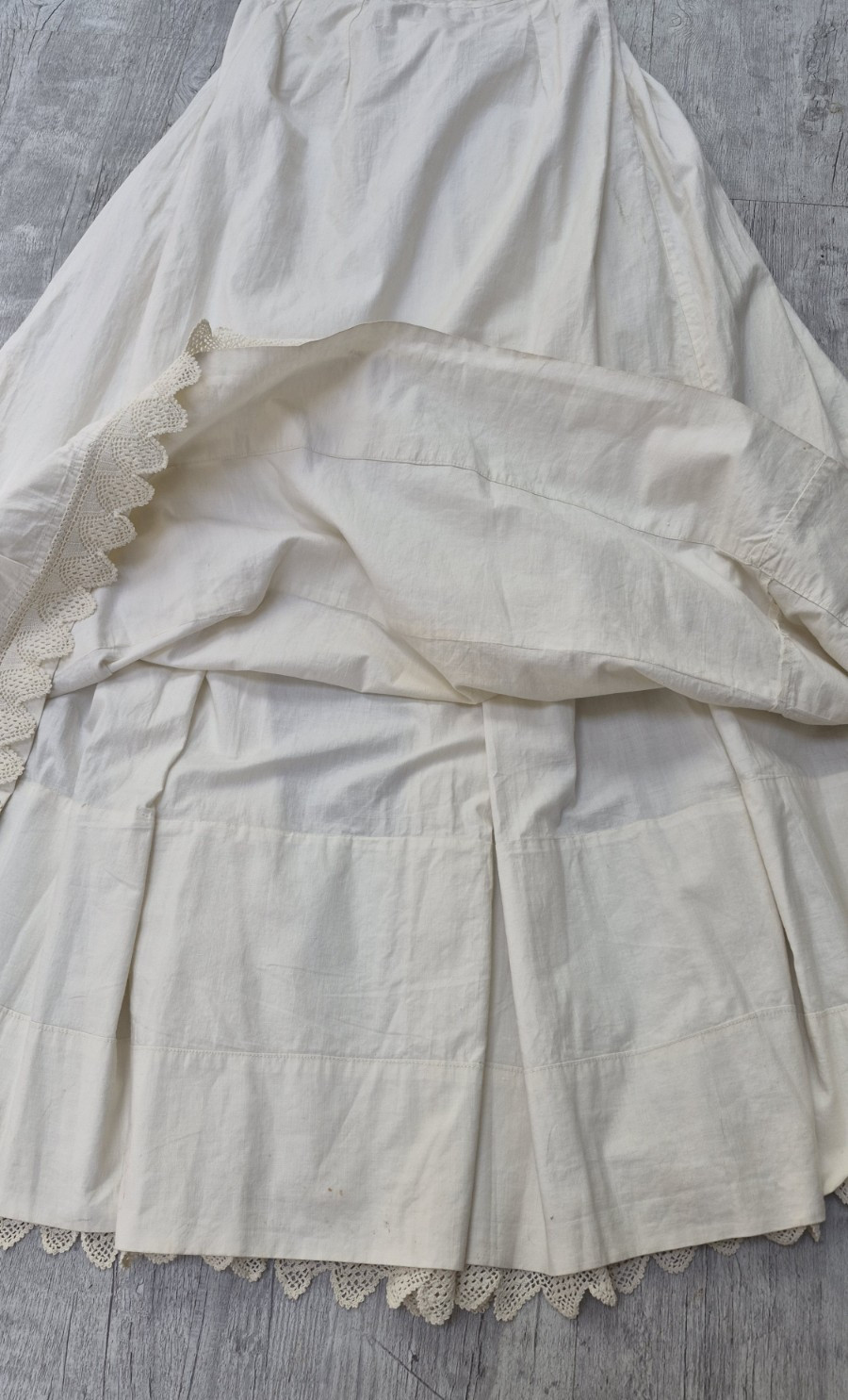 ANTIQUE VICTORIAN WHITE COTTON PETTICOAT SKIRT W/ CROCHET LACE – Waist 24″