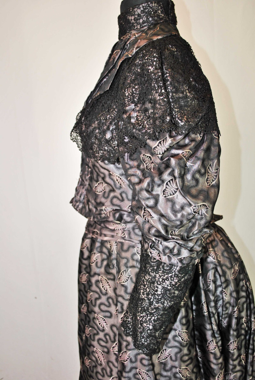 VICTORIAN 2 PIECE MAUVE SILK BROCADE VISITING DRESS 1893, MUSEUM DEACCESSION