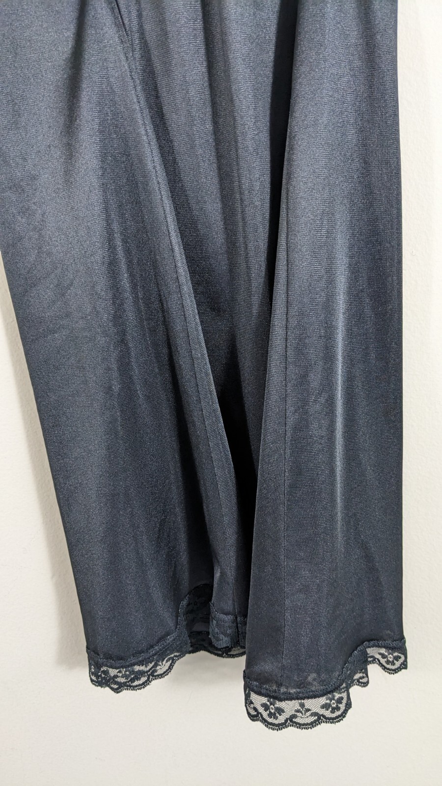 Size SMALL Warner’s 27 Inch Black Nylon Vintage Skirt Slip Lace Trimmed
