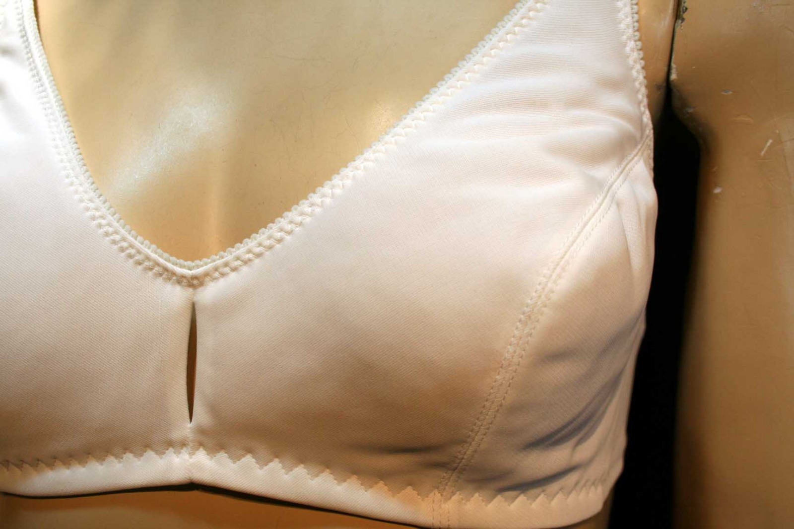 36 B VTG 70s NOS Nylon CONTOUR Keyhole Bra Soft’n Sensuous Exquisite Form P3789