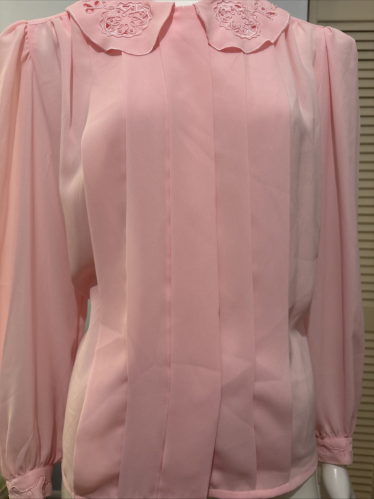 Gorgeous Vtg Kirsten Grey Pink embroidered Pleated Faux Pearls Blouse Sz 8