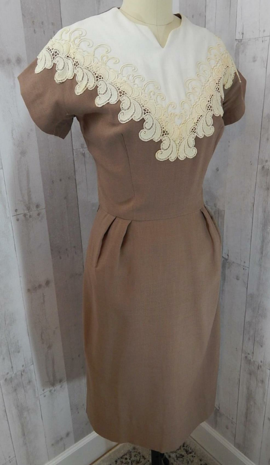 Vintage 1950s DRESS Wool Taupe Sheath Ivory Lace Applique Pinup”I love Lucy” M
