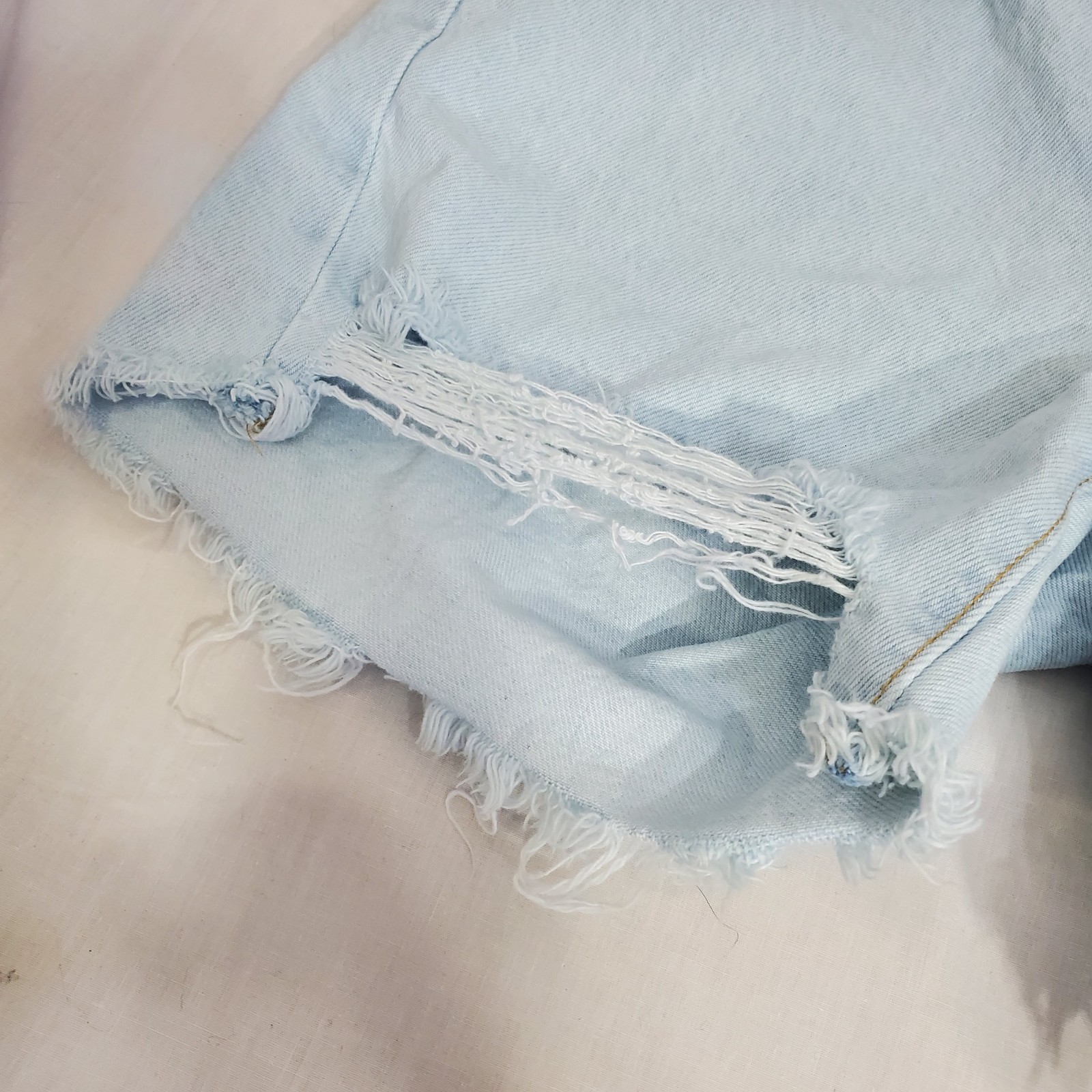 Levi’s 501 Women’s Original Denim Shorts light wash distressed 28″ Waist