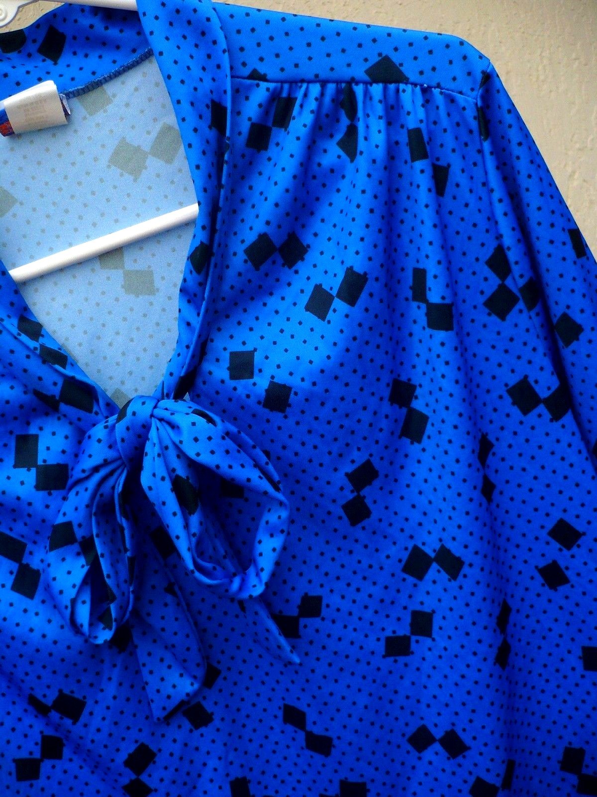 VTG 70S TIGER LILY L BLUE KITTEN BOW POLYESTER TREVIRA BLOCK PRINT BLOUSE WOMEN