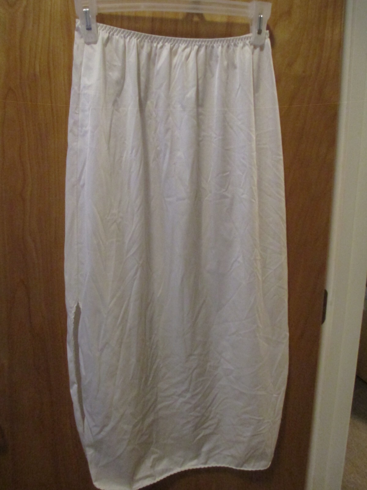 VINTAGE VANITY FAIR IVORY LONGER HALF SLIP 2 SLITS MADE IN HONDORAS SIZE 32