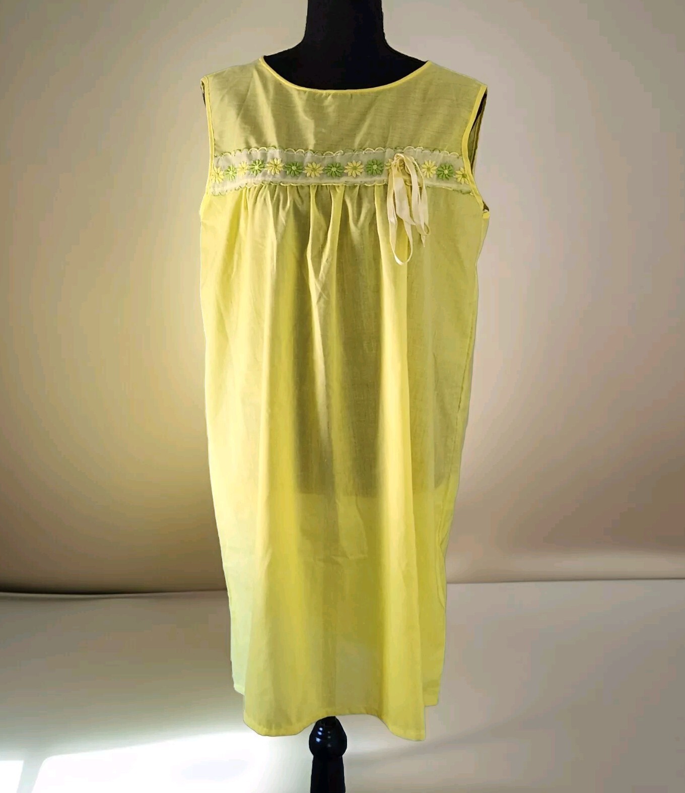 Vintage 60s Grants ISIS yellow babydoll nightgown floral embroidery size Medium