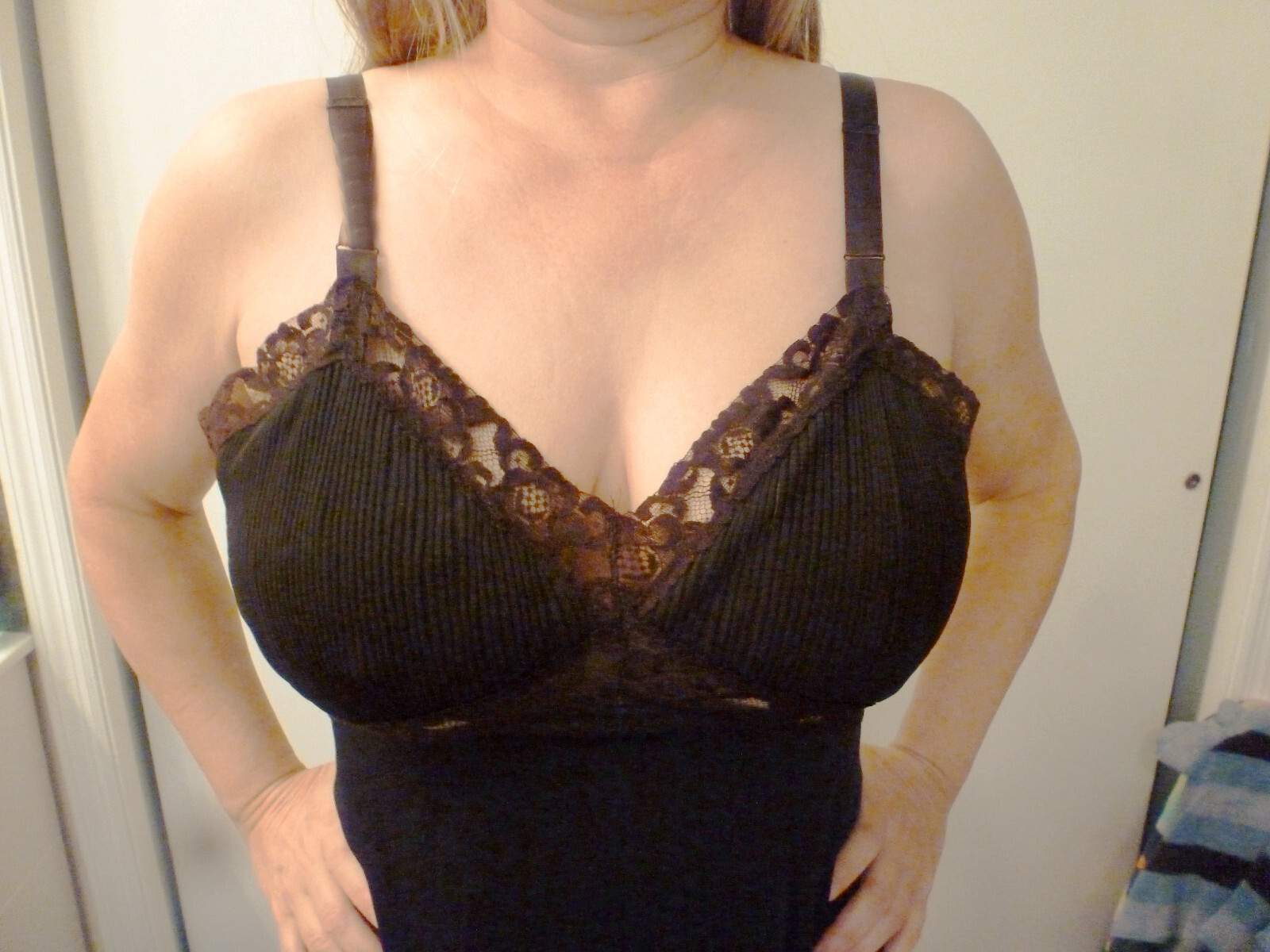 1950s GORGEOUS LAROS BLACK SEXY SATINY NYLON LACY OPERA PLEATS FULL SLIP 38 EVC