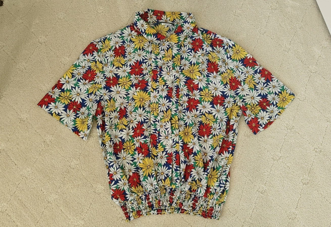 Vintage Moda International Navy Short Shorts & Bright Daisy Blouse Top Outfit