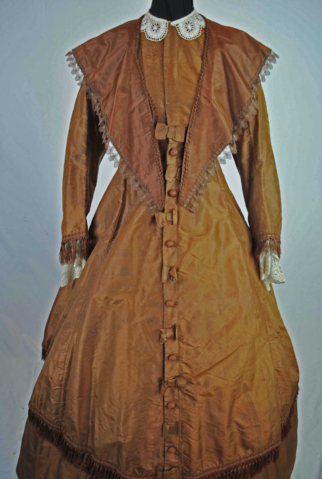 VICTORIAN COPPER COLORED SILK TAFFETA DAY DRESS, c1850s