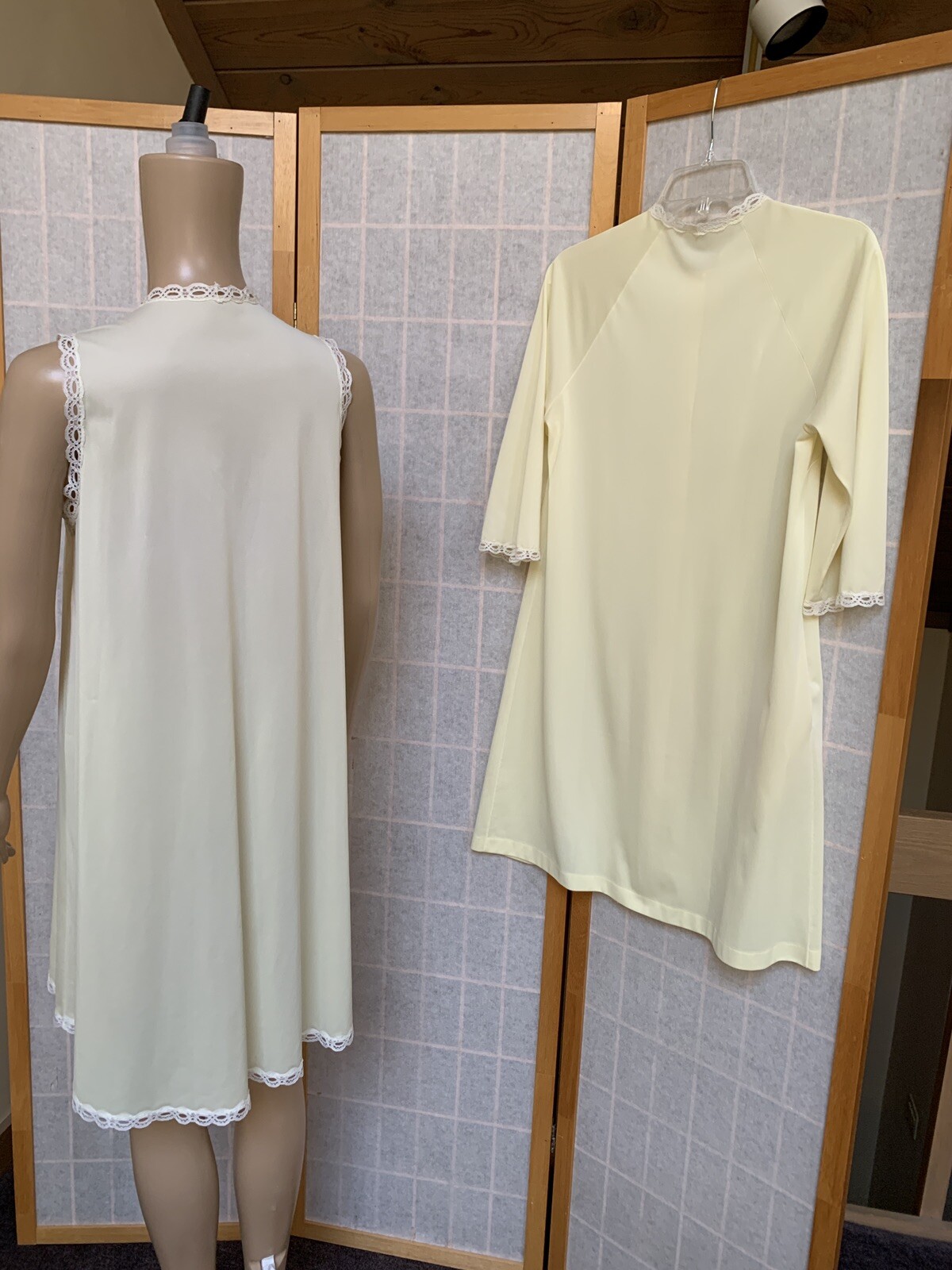 VINTAGE VANITY FAIR PALE YELLOW NYLON NIGHTGOWN & ROBE SET–SIZE XSMALL