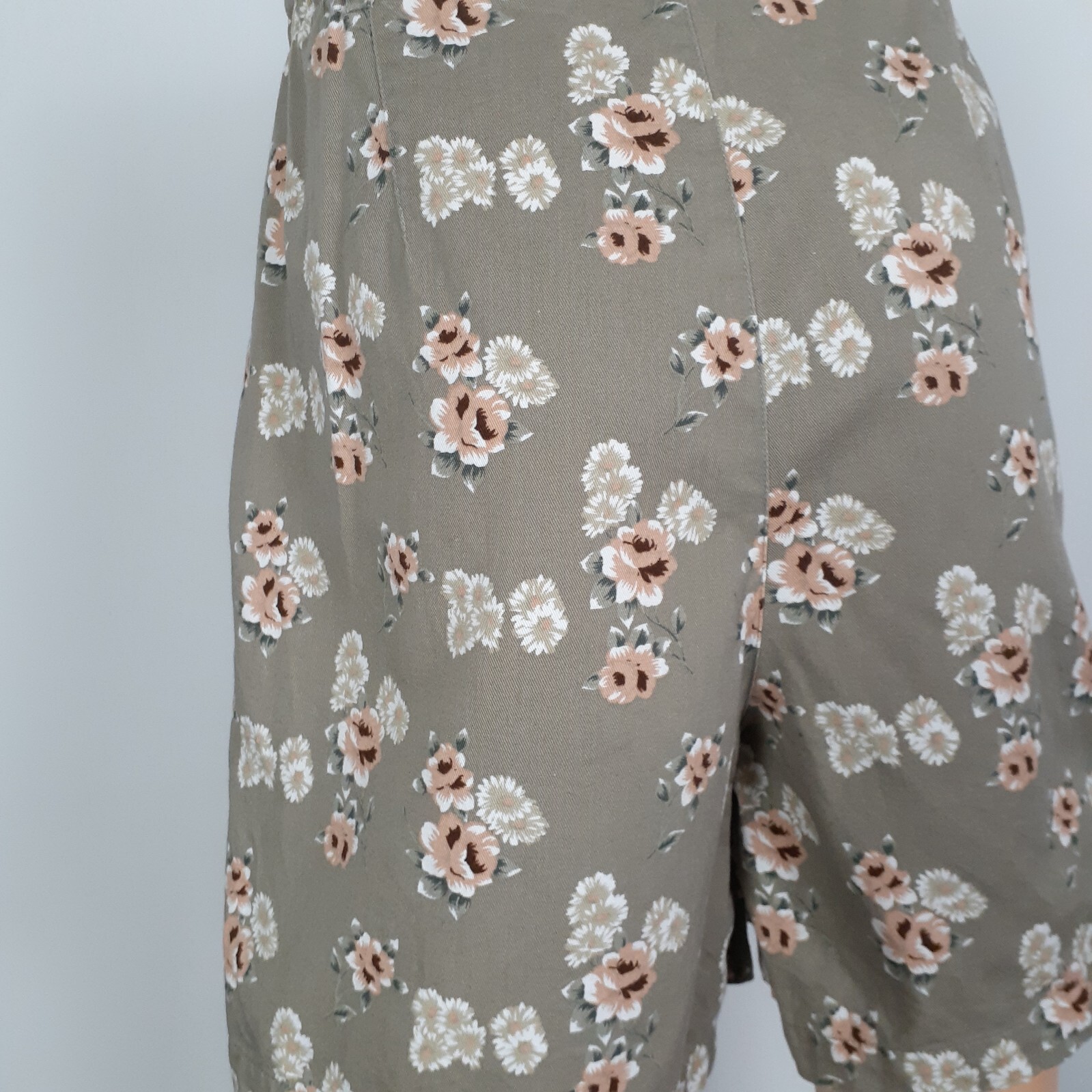 90’s Vintage Floral Shorts by Northwest Blue Size 8 Pleat Front Shorts