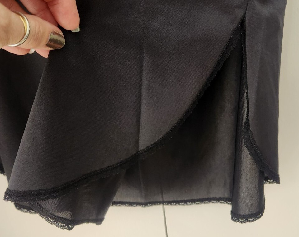 VASSARETTE Half Slip size L Large Short Black Side Split Nylon Vintage