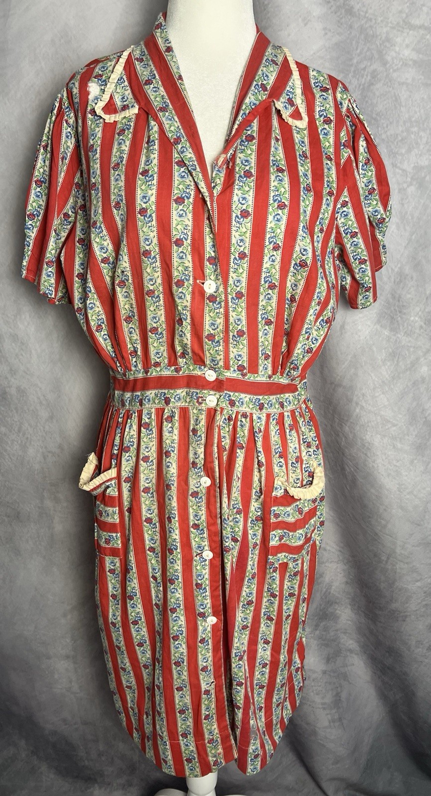 Vintage 1940s Red Cottage Floral Cotton House Dress Ruffle Trim Patch Pockets L