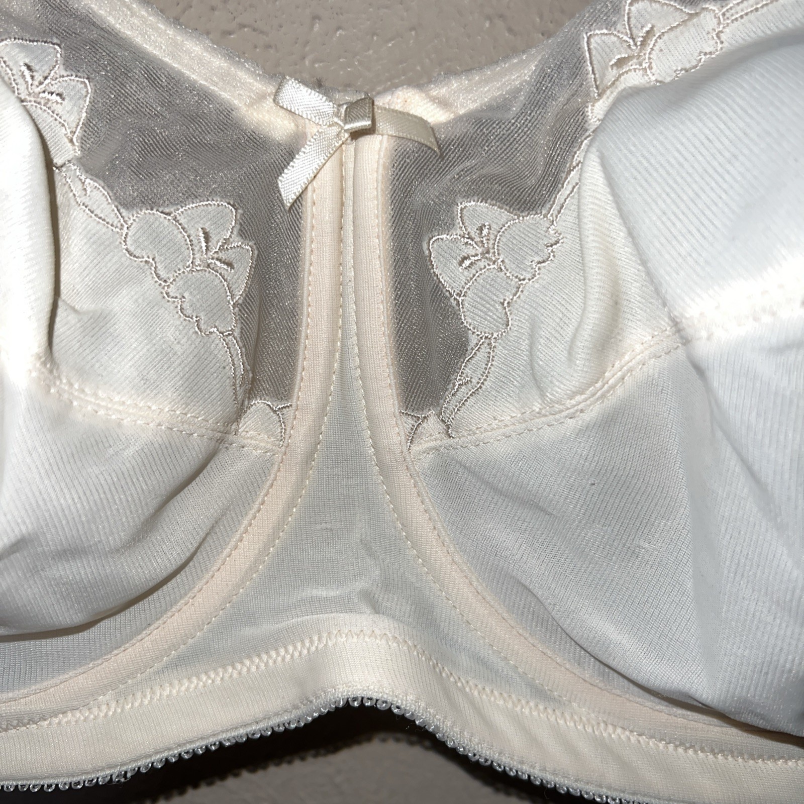 Vintage Bali 0180 Underwire Bra 42D Beige Satin Floral Embroidered 80s 90s Y2K