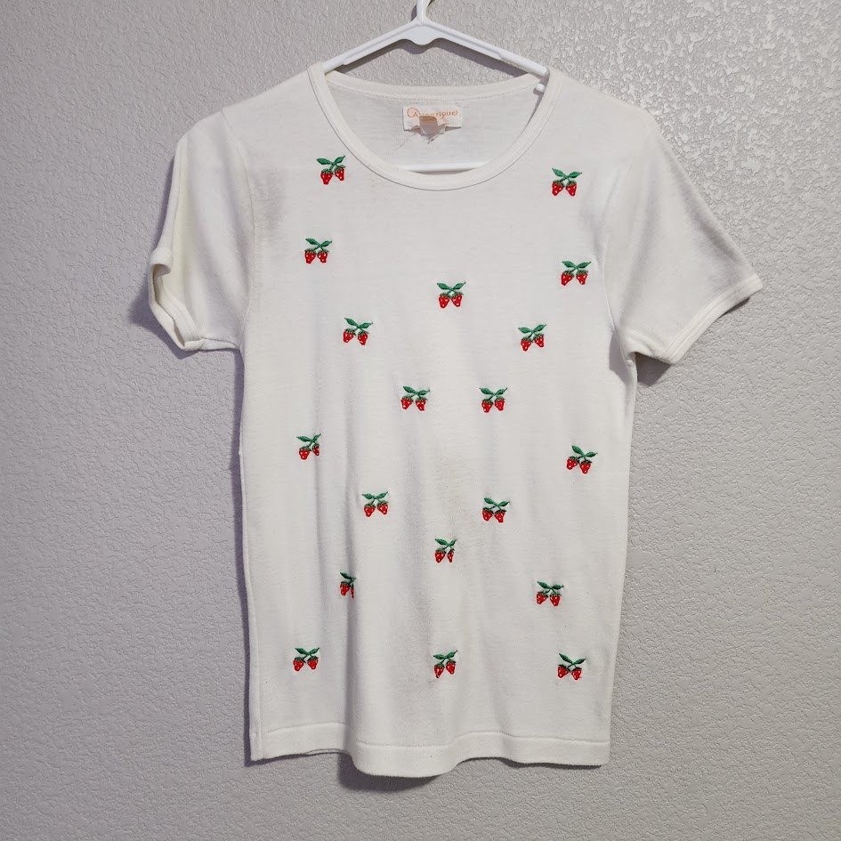 AVANTIQUE VINTAGE 80’s strawberry embroidered fruit graphic baby tee white S