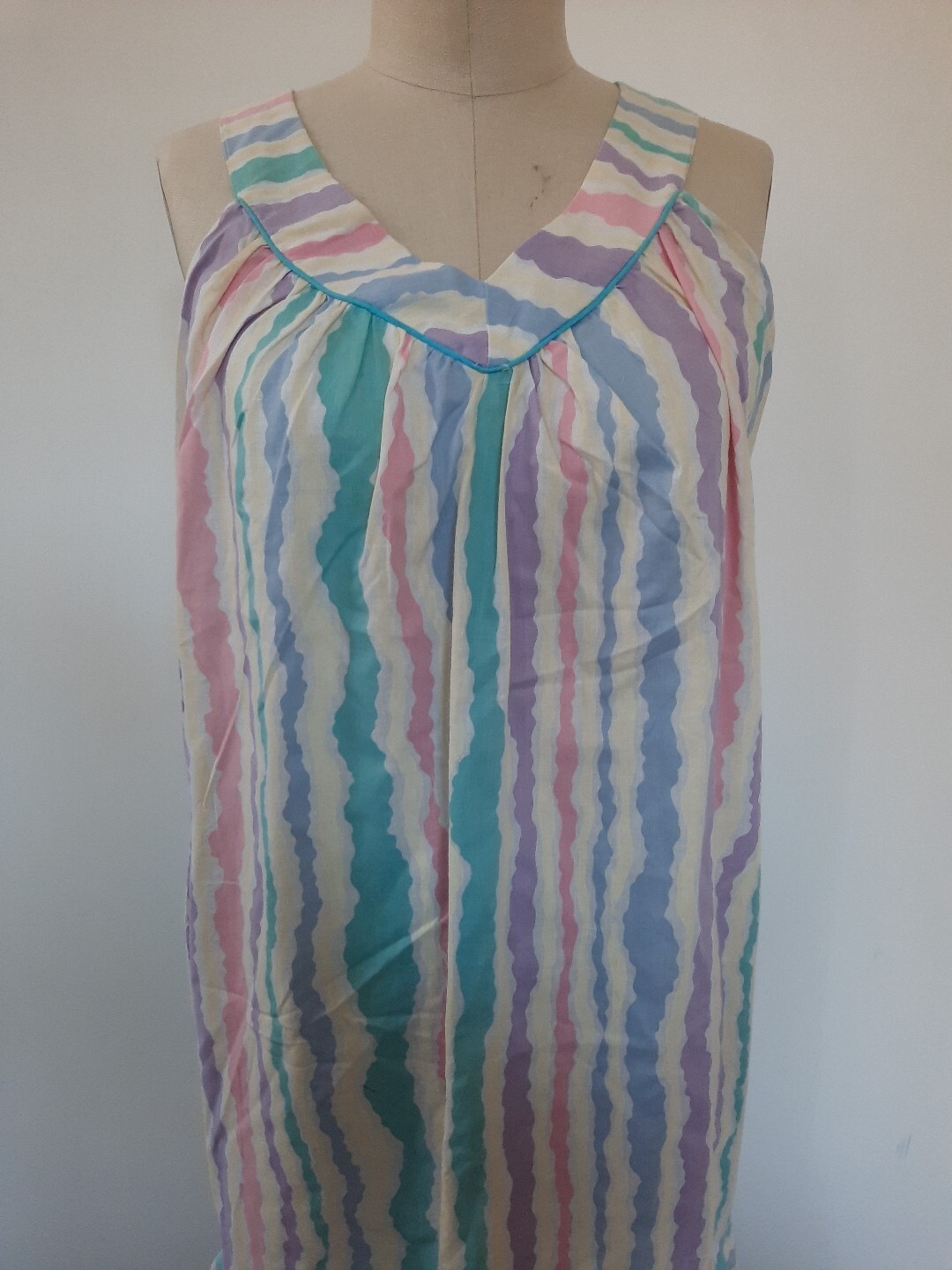 VTG TV Loungers Dress Muumuu Size M Sleeveless V-Neck Below Knee Ruffle Pocket