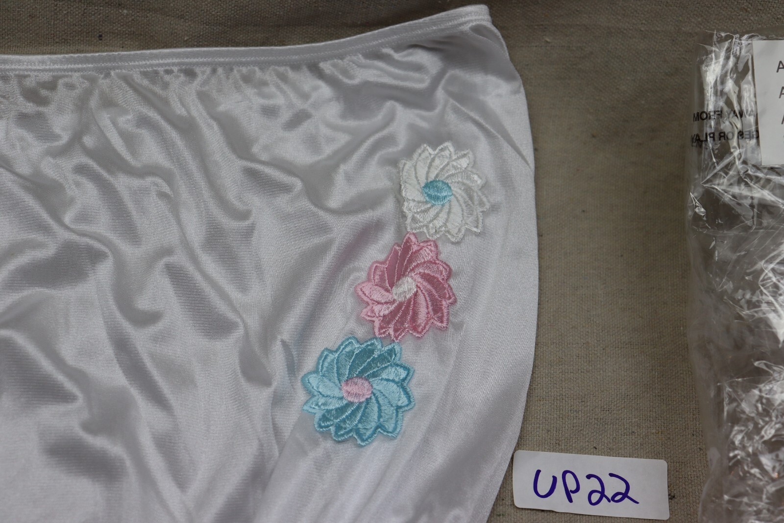 Vintage NYLON Panties Smart Fit Sz 16 White Pin-Up Retro Embroidered Flowers