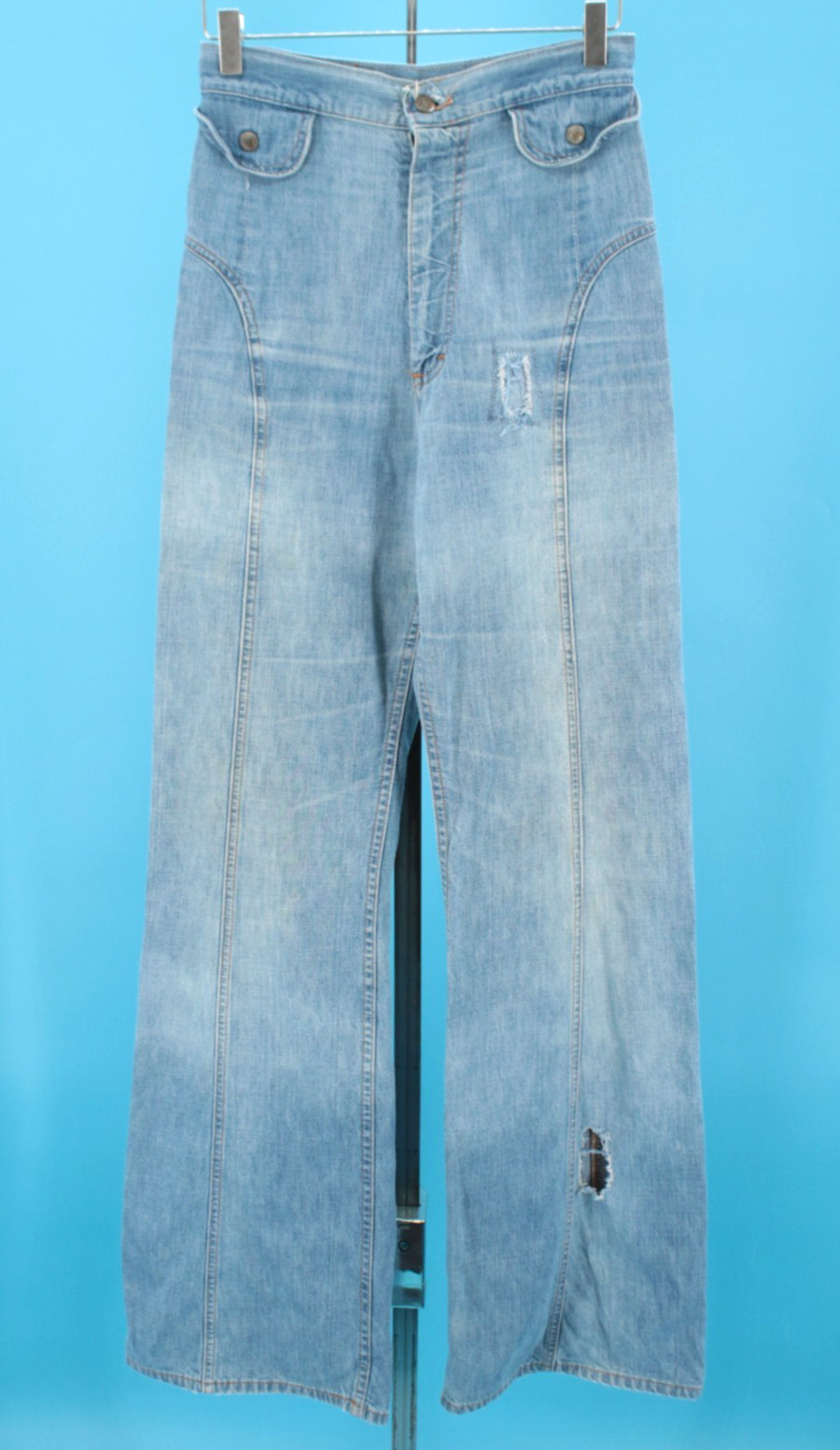 VTG Women’s 70s Lee Light Blue Denim Bell Bottom Jeans W/ Curved Seams Sz 27″