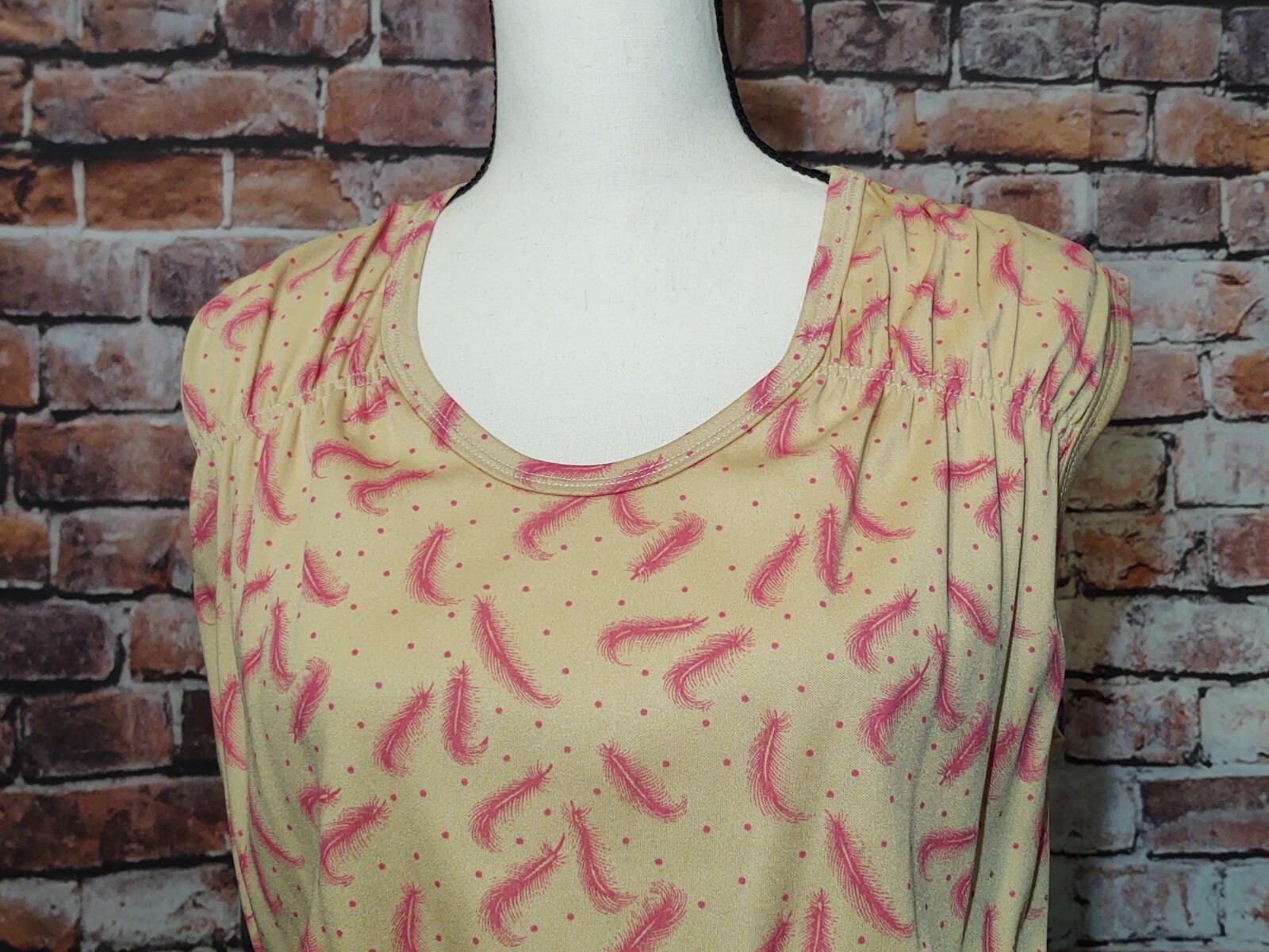 VINTAGE 100% POLYESTER MAXI DRESS 1970s TAN PINK FEATHER DESIGN POCKETS