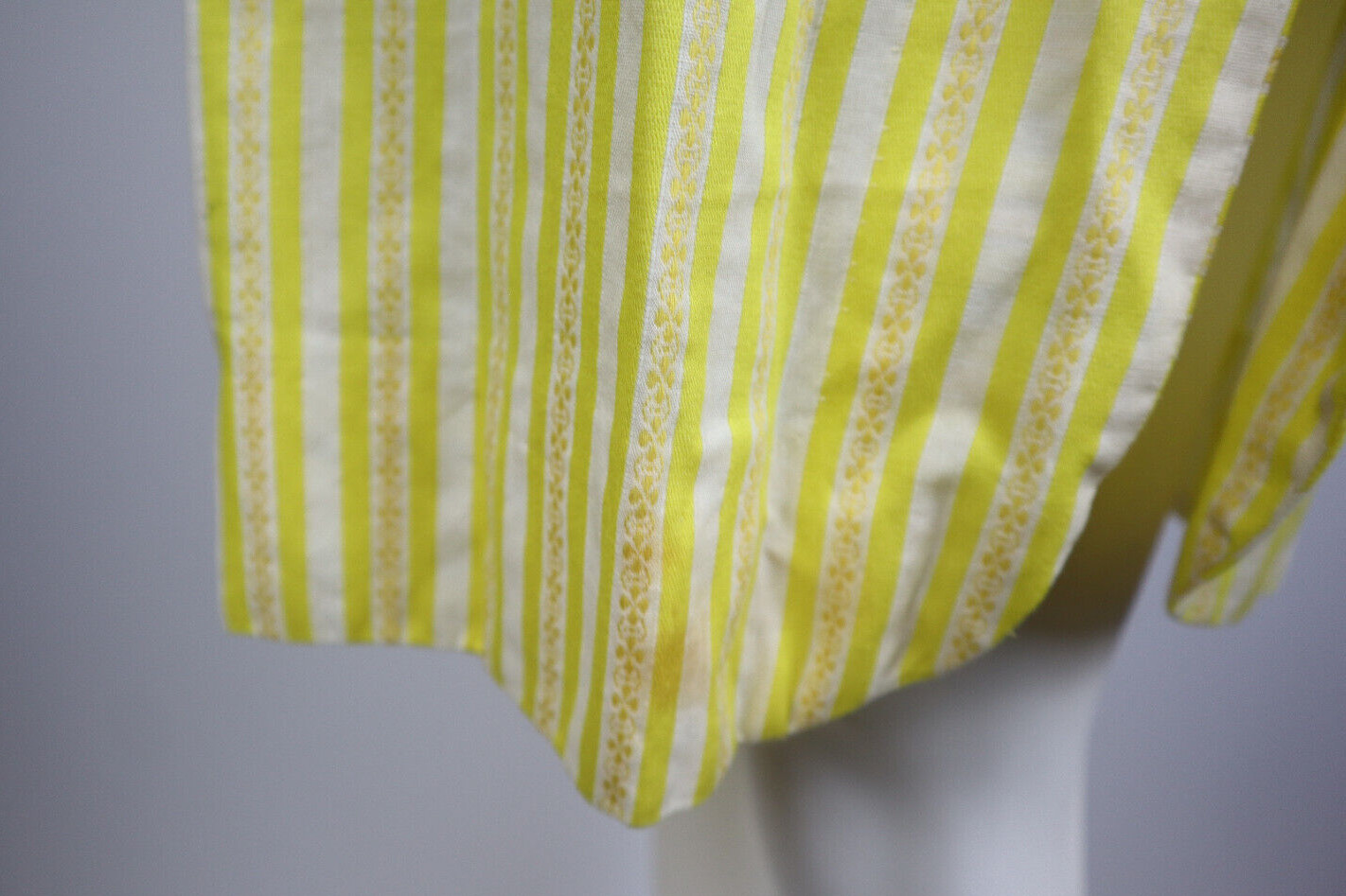 VINTAGE 70s WOMEN’S YELLOW STRIPED SHORT SLEEVE OPEN HOUSE DRESS ROBE – SIZE S