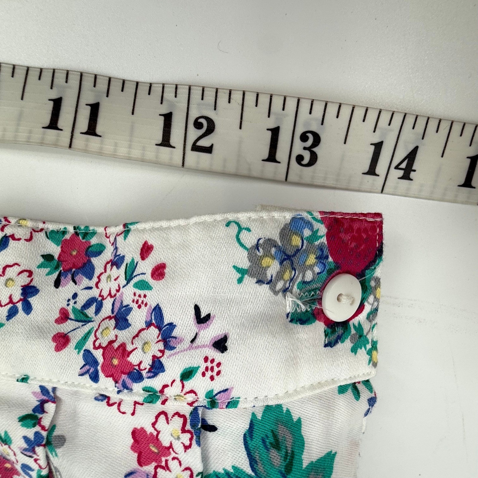 The Eagle’s Eye Shorts Womens 12 White Floral Strawberry Excellent Vintage 90s
