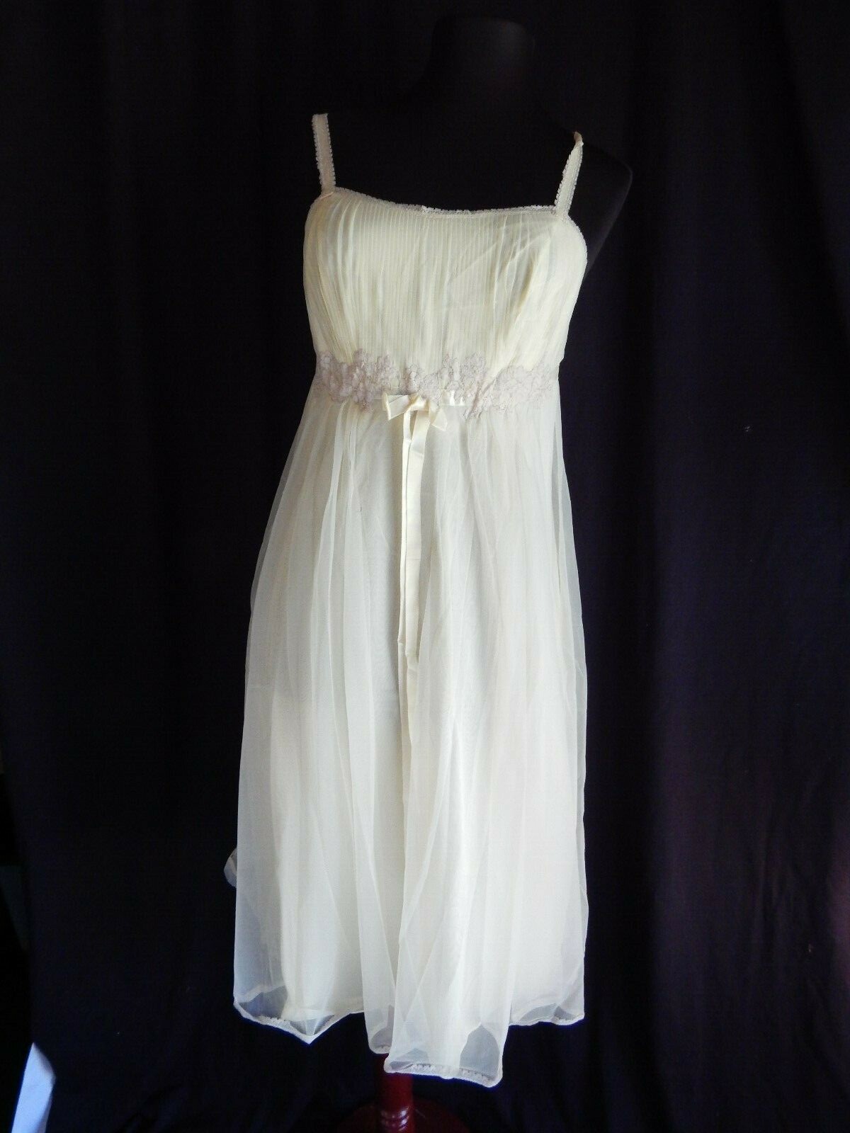Yellow Vintage Van Raalte waltz gown, SZ 34, Nylon, empire waist/lace trim