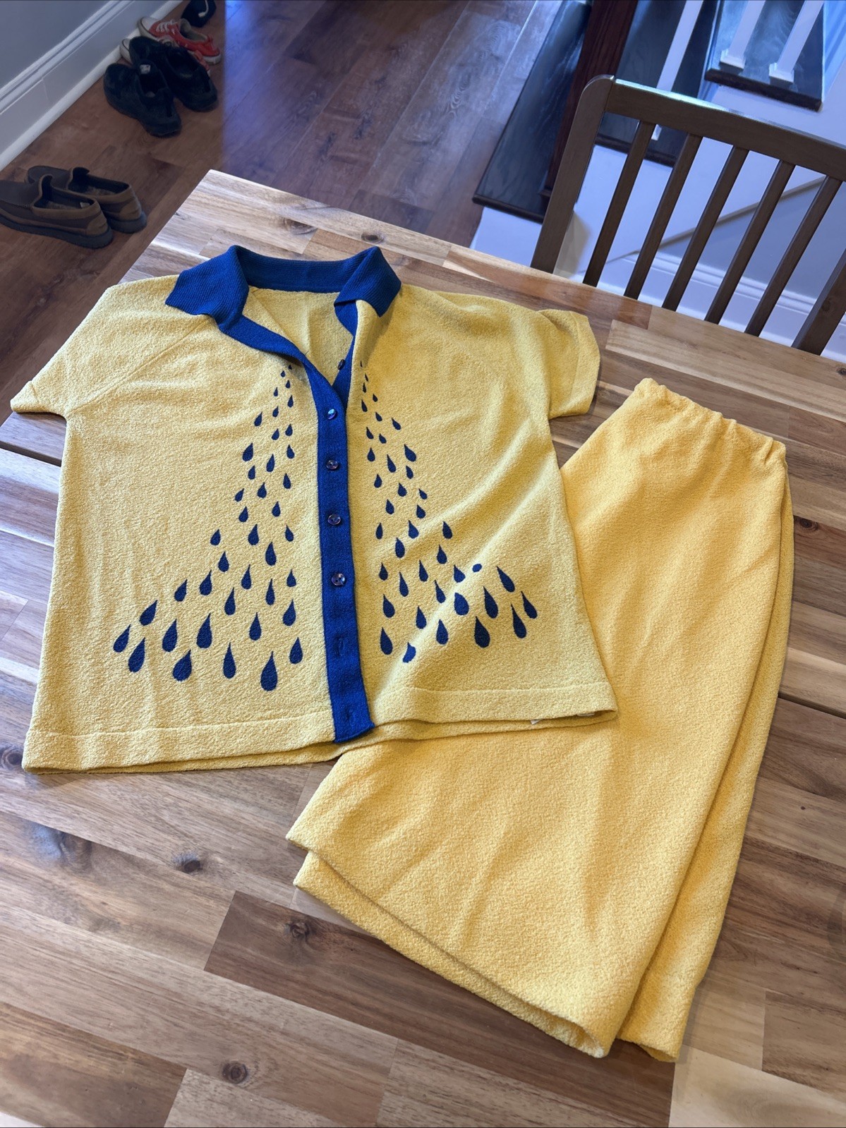 Vtg Talbott Traveler Women’s Two Piece Top & Skirt – Yellow W/ Navy Blue Drops