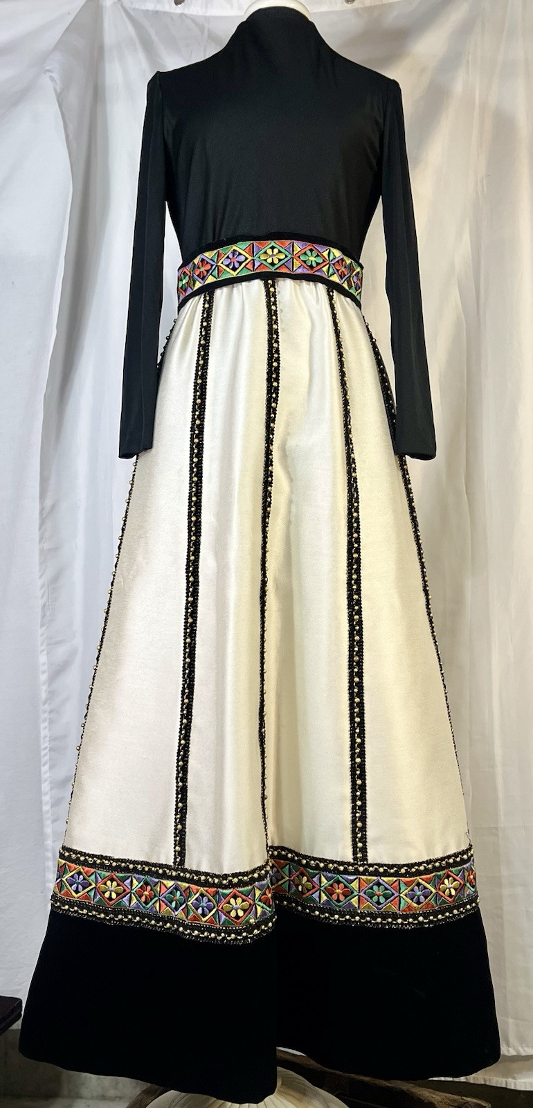 Stunning VTg Mod 1960s/1970s Maxi Dress Velvet,Mod Daisy’s,Beaded bric-A-brac