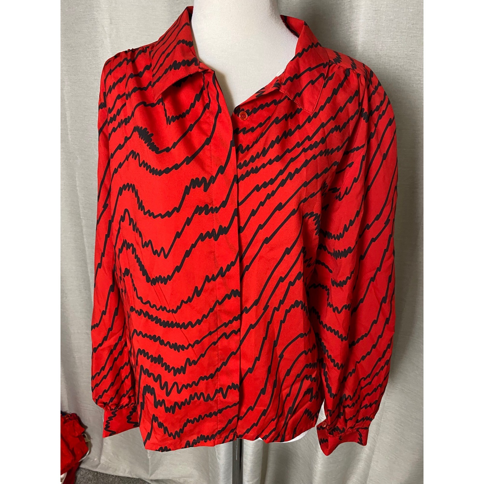 Vintage Shapely Red Black Abstract Squiggle Stripe Button Down Blouse 80s 90s 12