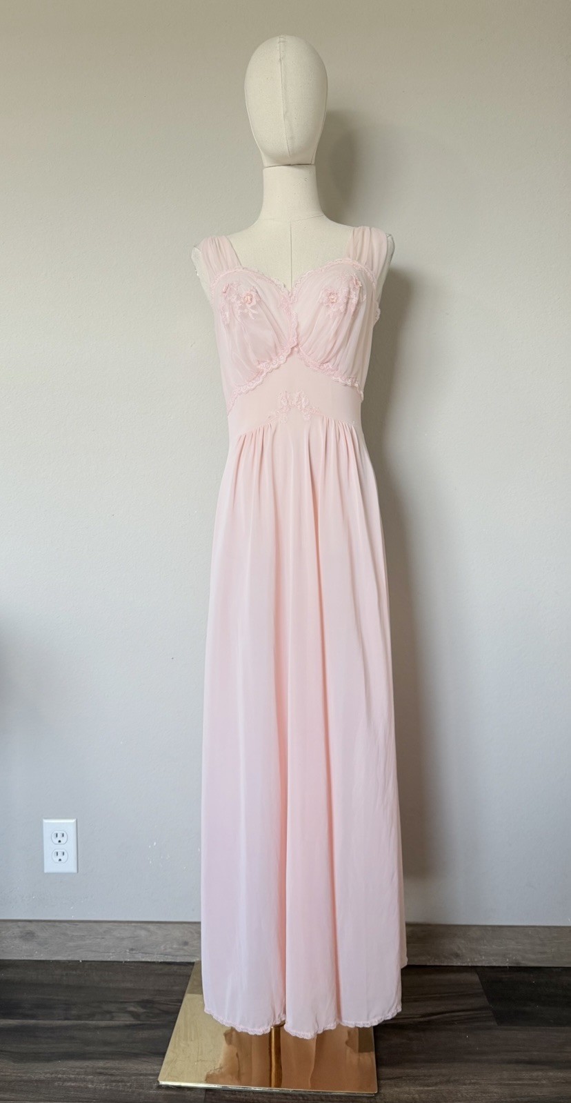 VTG 60s ARTEMIS Light Pink Nylon EMBROIDERED CUPS NIGHTGOWN Size 34