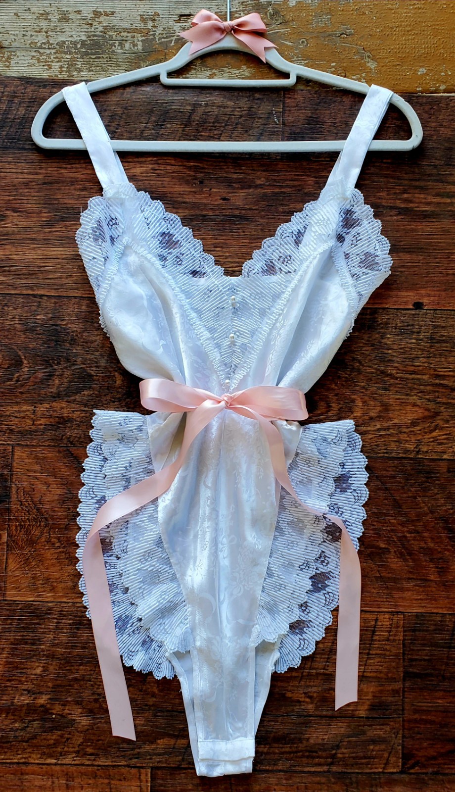 STUNNiNG VTG LAUREN ALEXANDRA WHiTE SATiN BOW PRiNT LiNGERiE TEDDY BODYSUiT