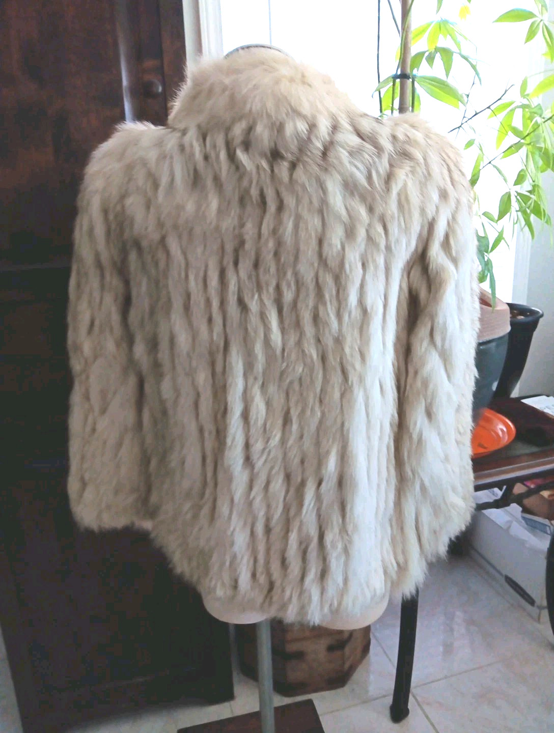 VINTAGE 1990’s SAGA IVORY FOX SHORT COAT XS-SML