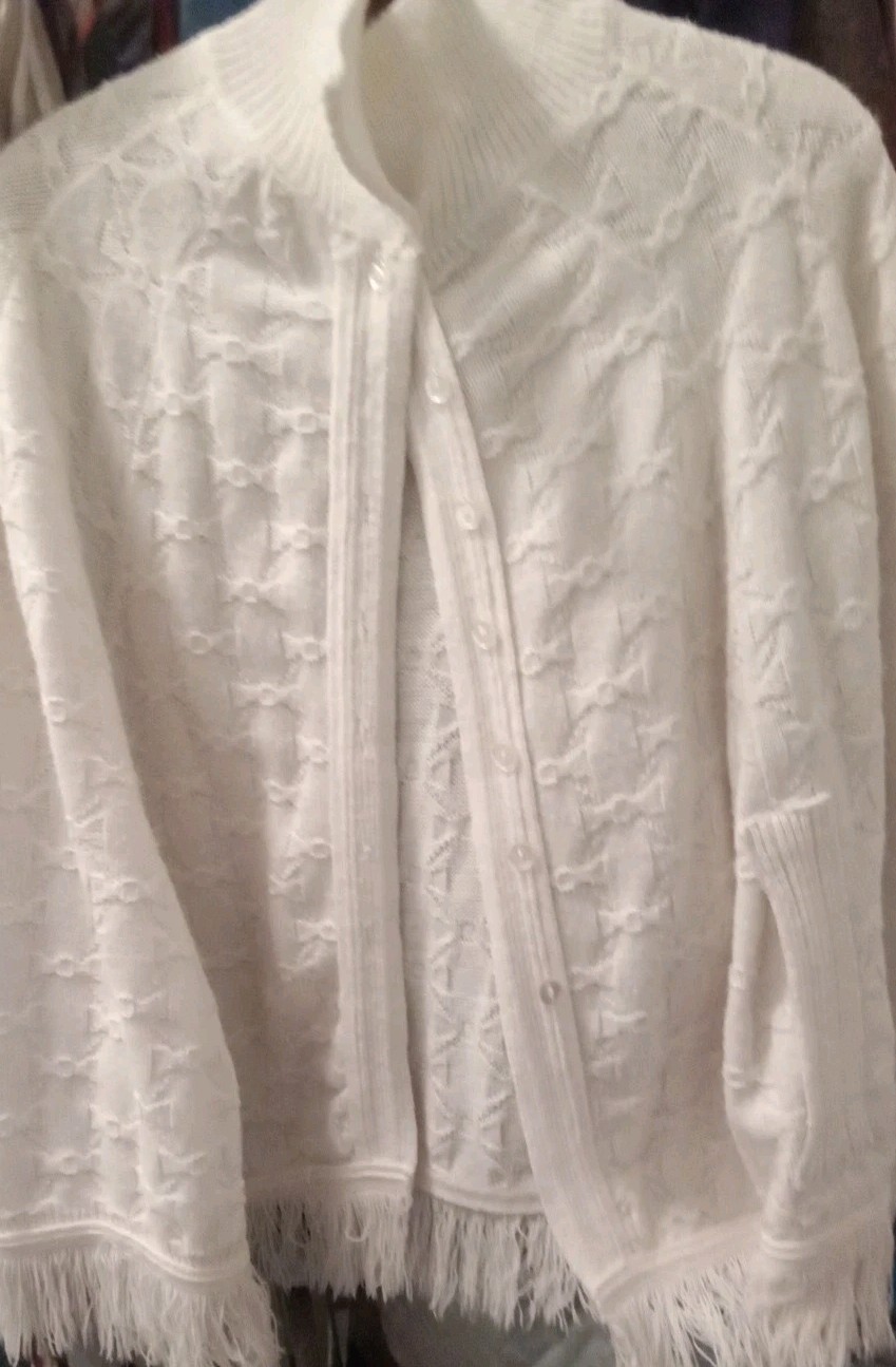 Vtg 70s Wrap Shawl White, Sweater Knit Boho Cape Triangle shape, Lightweight