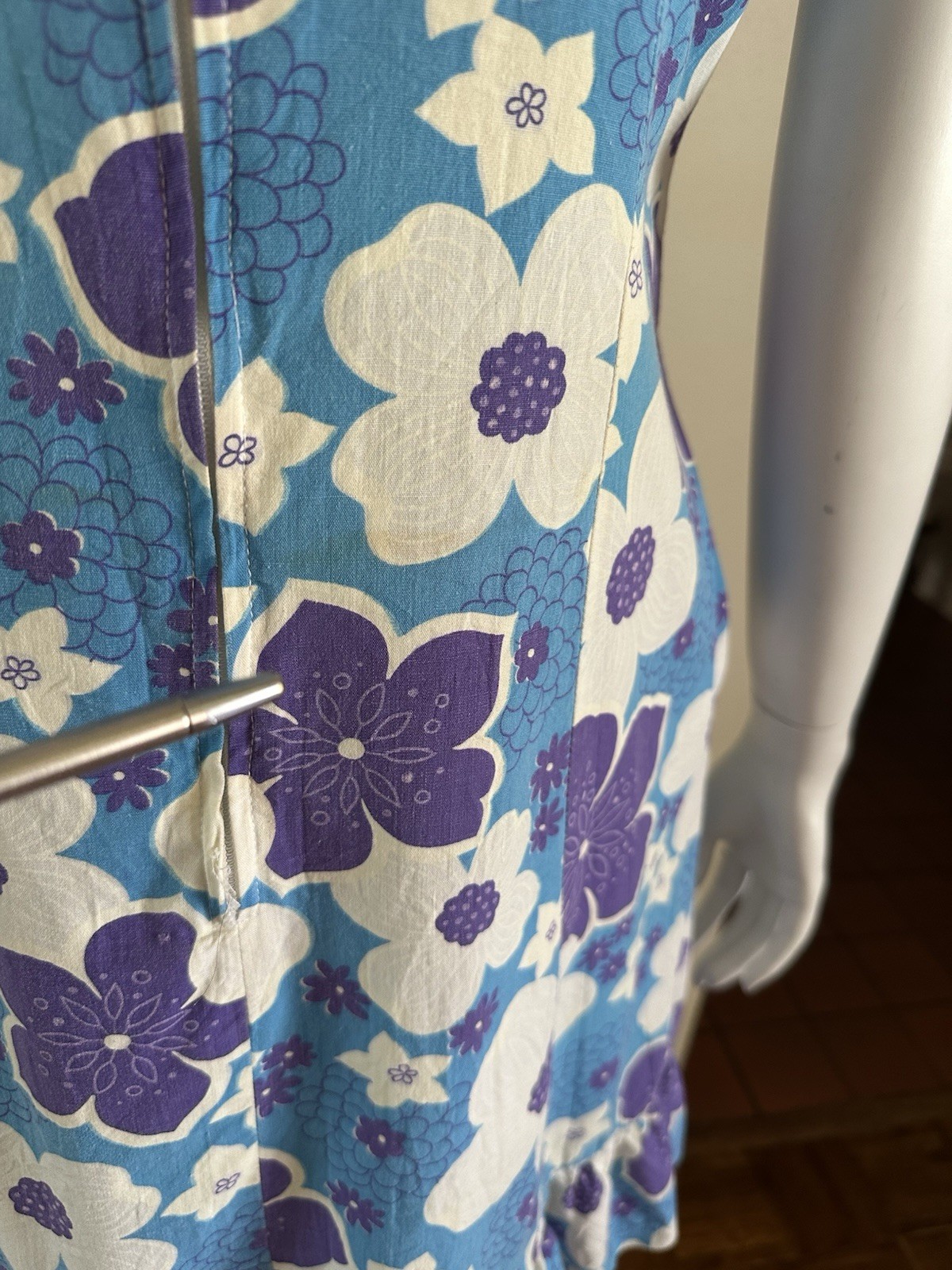1960s Evelyn Pearson Hawaiian Mod Dress Keyhole Back Floral Mini Talon Zip VTG