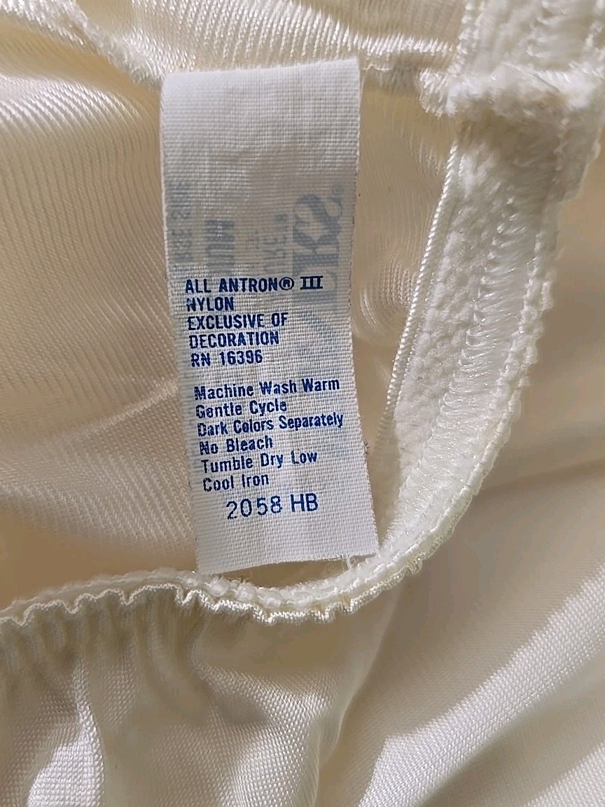 Nylon Half Slip Warner’s Perfect Measure Ivory Nylon Waist 25″-32″ Length 27″